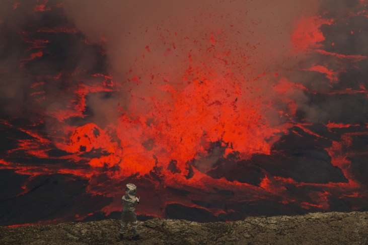 Erupce sopky focená z blízka, za pomocí žáruodolných materiálů