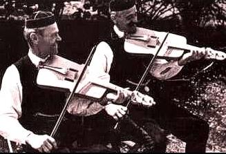 muži hrají na houslích 