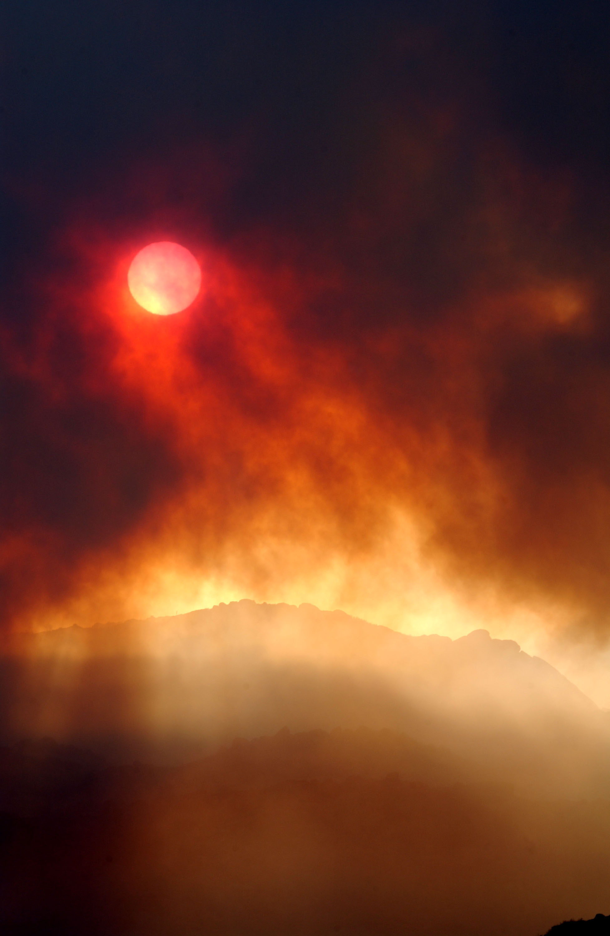 Krvavý východ slunce, kouř umí se zbarvením slunce dělat divy