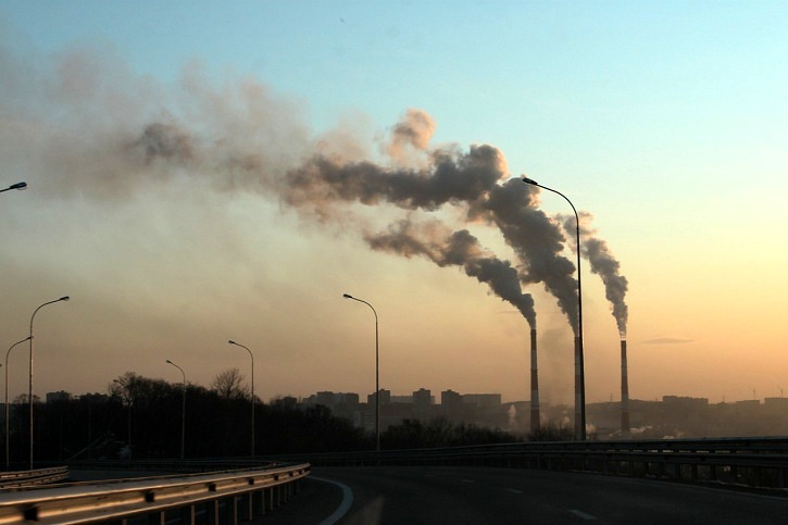 Komíny továren chrlí do ovzduší velké množství nečistot a polétavého prachu