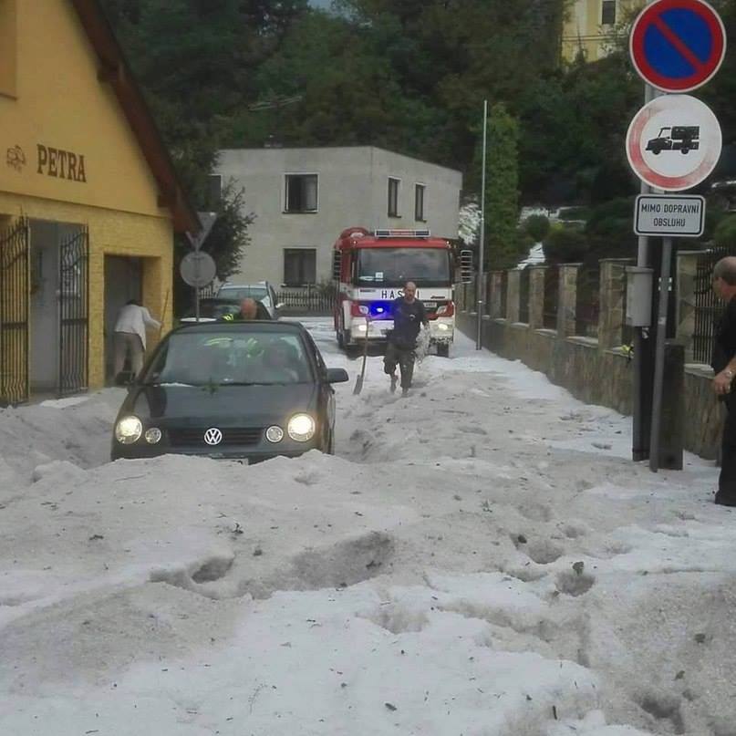 Obrovské přívaly krup po extrémním krupobití