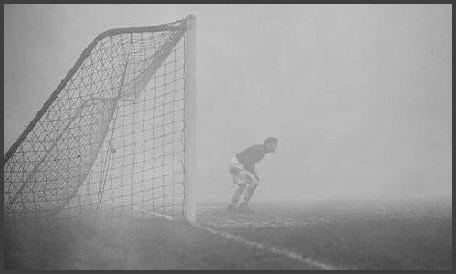 Fotbal se v mlze hraje velmi špatně, ještě horší to má brankář