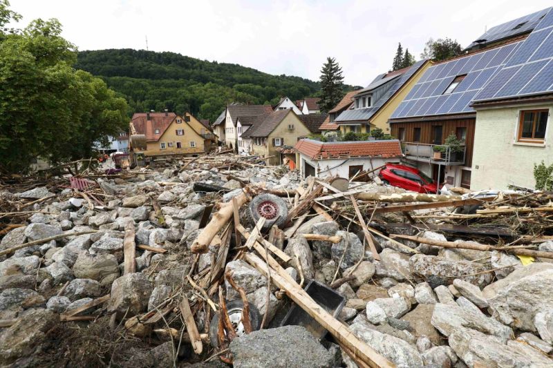 Naplavené enormní množství kamenů u obydlených domů