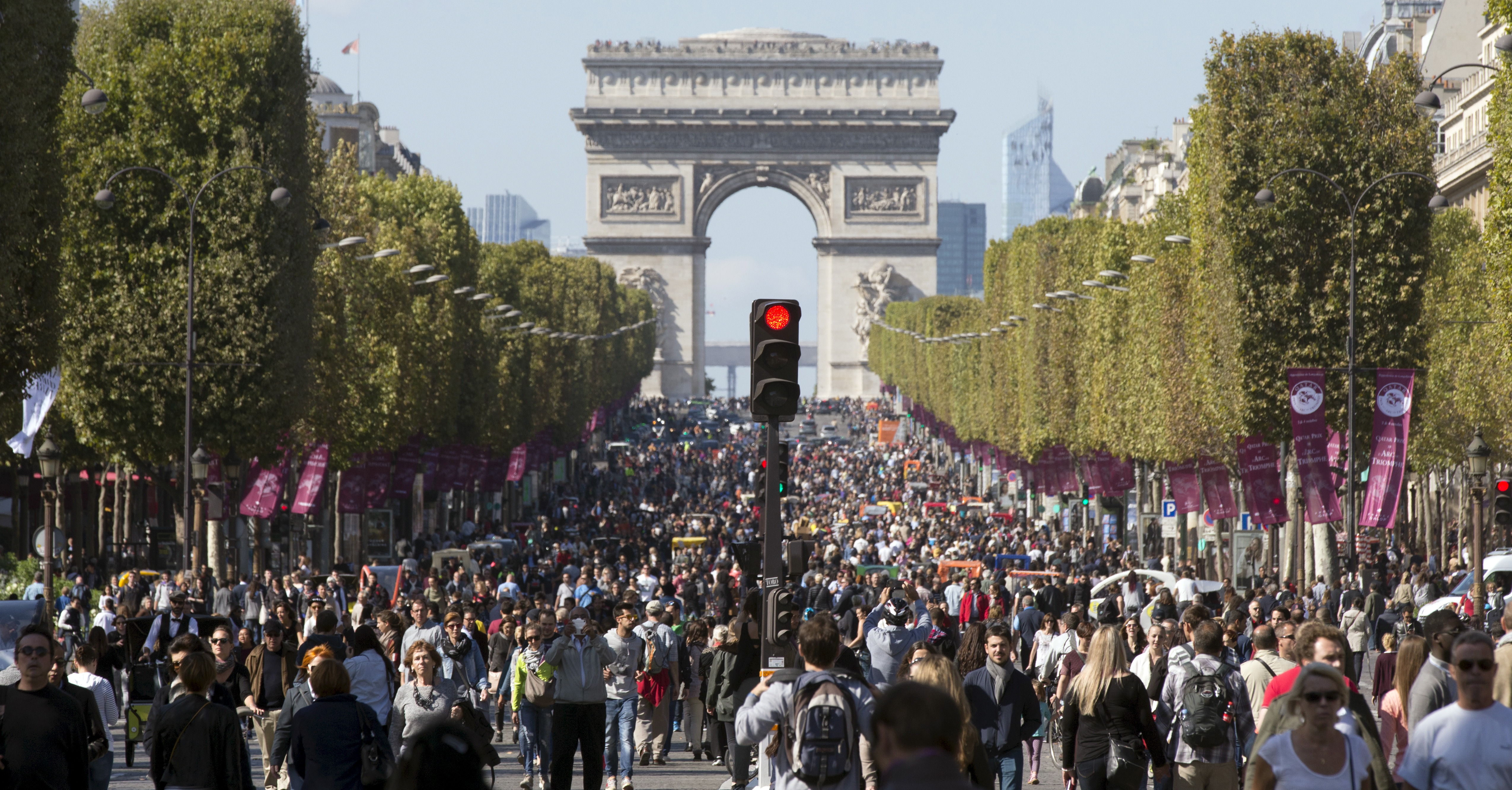 Vítězný oblouk v Paříži a davy turistů