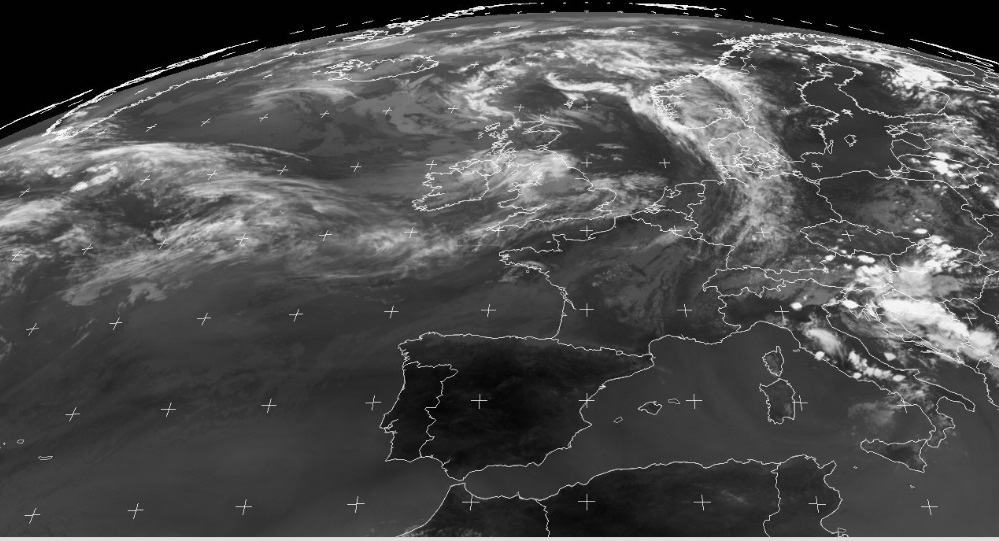 Satelitní snímek ukazující četné bouřkové mraky ve střední Evropě