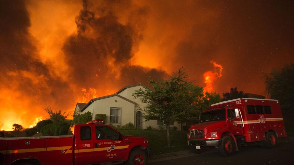 Hořící Los Angeles, plameny pohlcují obytné domy