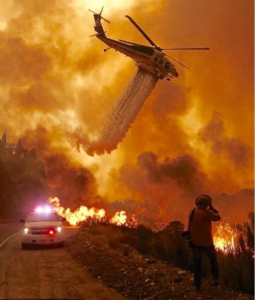 Vrtulník při hašení rozsáhlých požárů