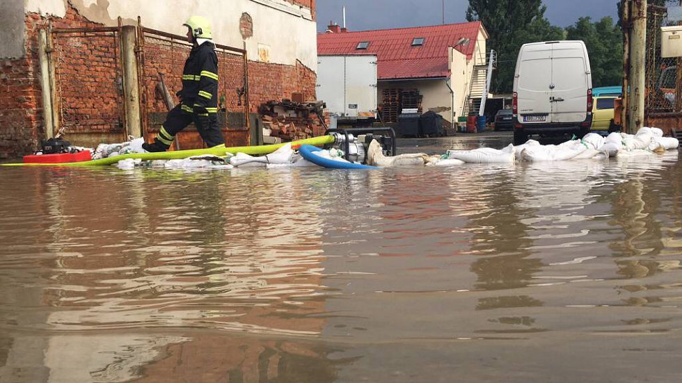 Průtrž mračen v Lipníku zaplavila silnice