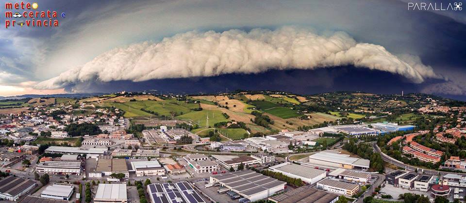 Výrazný shelf cloud nad městem