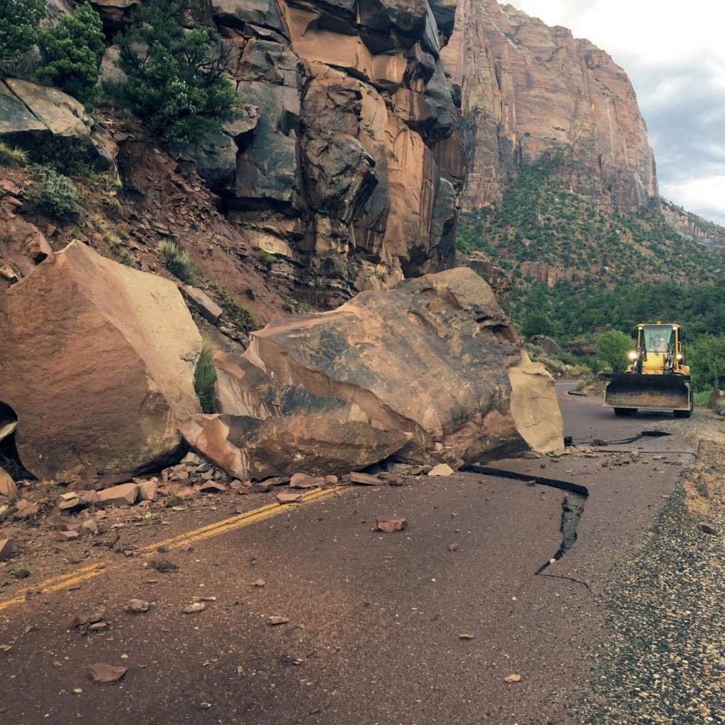 Zřícené části skal na cestě v oblasti Utahu v Americe