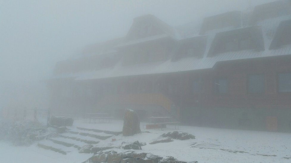 Nově otevřená chata na Lysé hoře v Beskydech, v mlze a sněhu