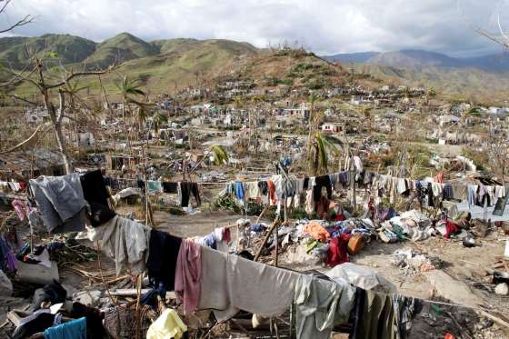 Sušení prádla na troskách v Haiti