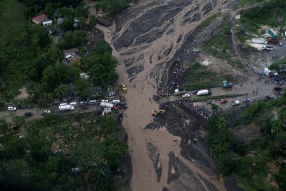 Spadlý most při záplavách na Haiti
