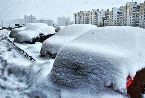 Zima a zapadaná auta sněhem v Petrohradu v Rusku