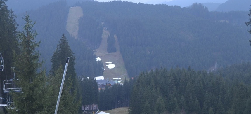 Pohled na zbytky sněhu webkameruo ve skiareálu Bílá v Beskydech