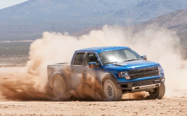 Průjezd automobilem Ford přes poušť