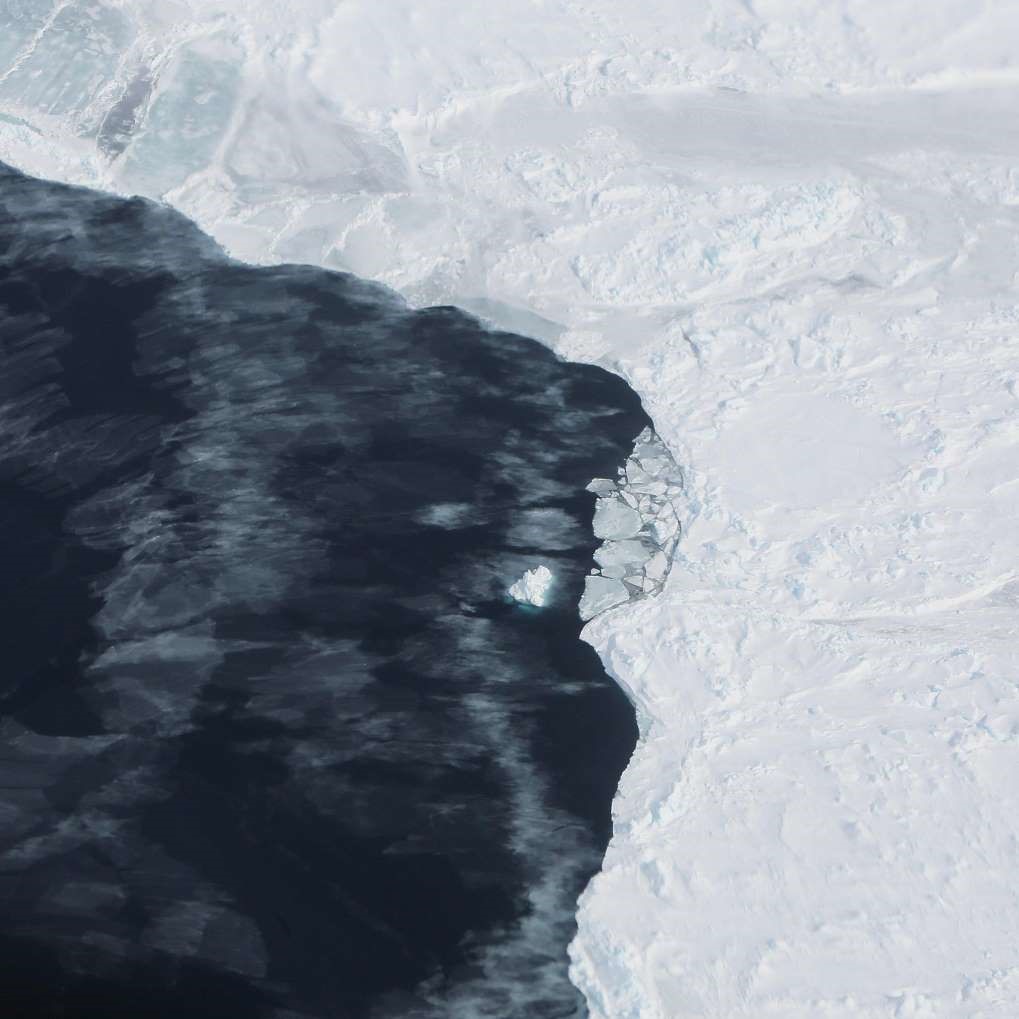 Odlomení ker v Arktidě a jejich odtávání