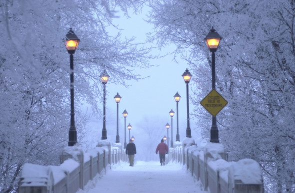 Zimní mos ve Winnipegu v podvečer za svitu pouličních lamp