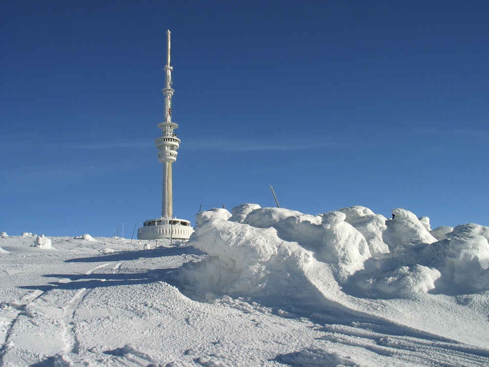 Věž vysílače na Pradědu v zimě je často obalená sněhem