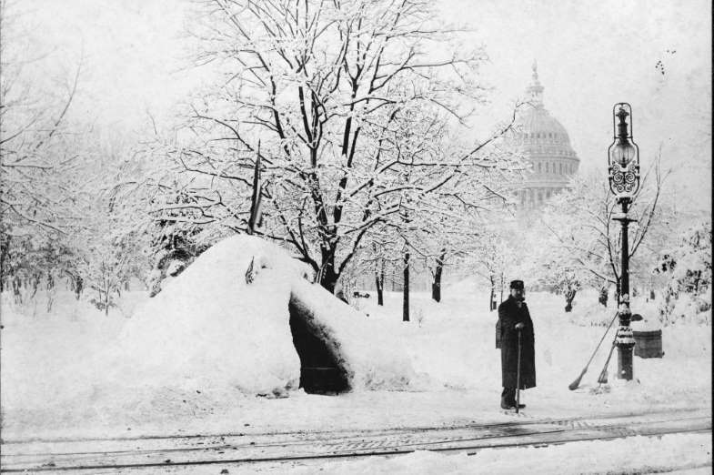 Dobový snímek iglů v zimě před Kapitolem ve Washingtonu