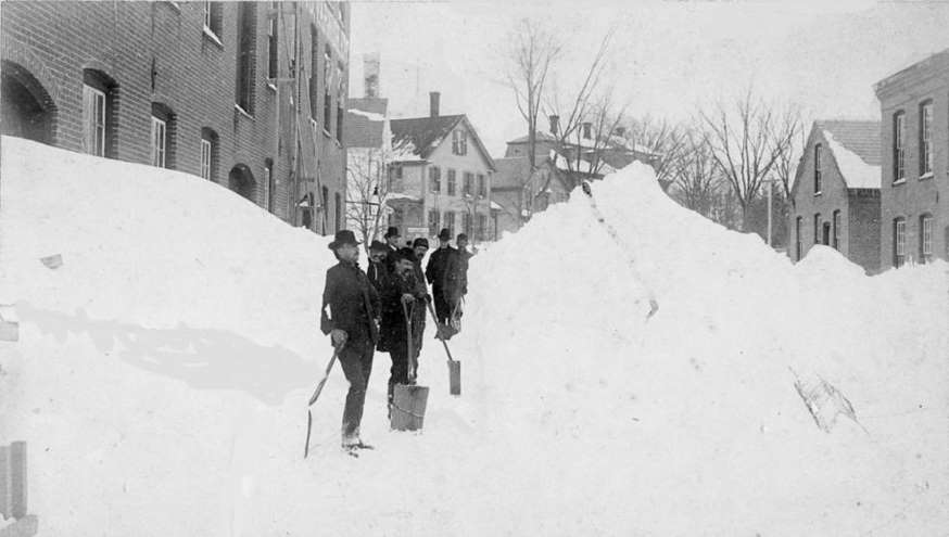 Dobový snímek mužů odhazujících sníh