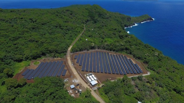 Nově vzniklá solární elektrárna na okraji ostrova