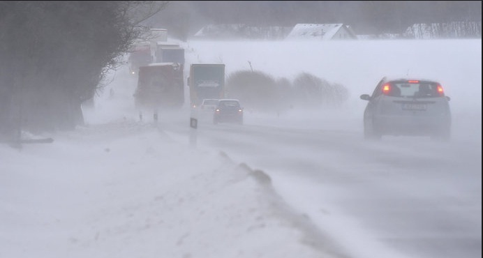 Sněhová vánice komplikuje opravu na silnicích