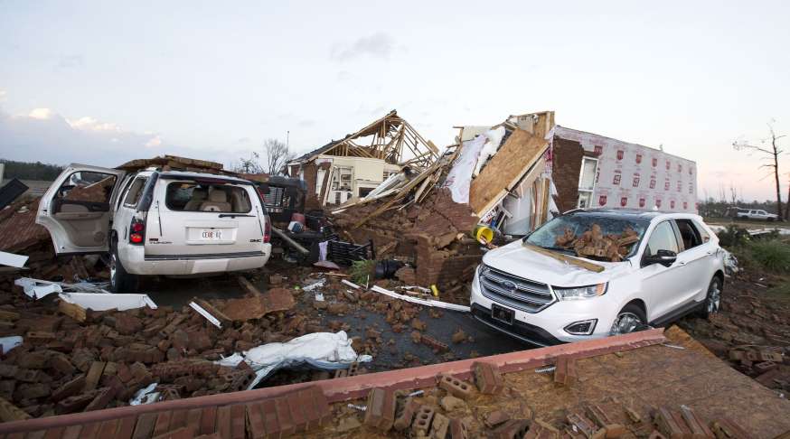 Znučená auta a domy po hurikánu v Georgii
