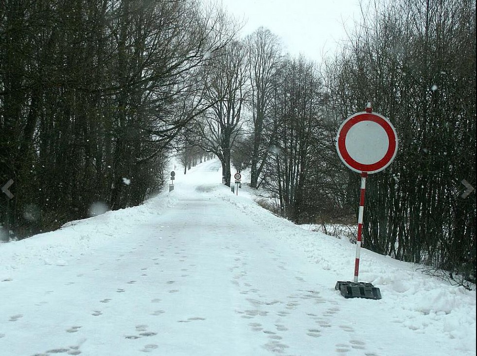 Zákaz vjezdu přes zasněženou a zledovatělou silnici