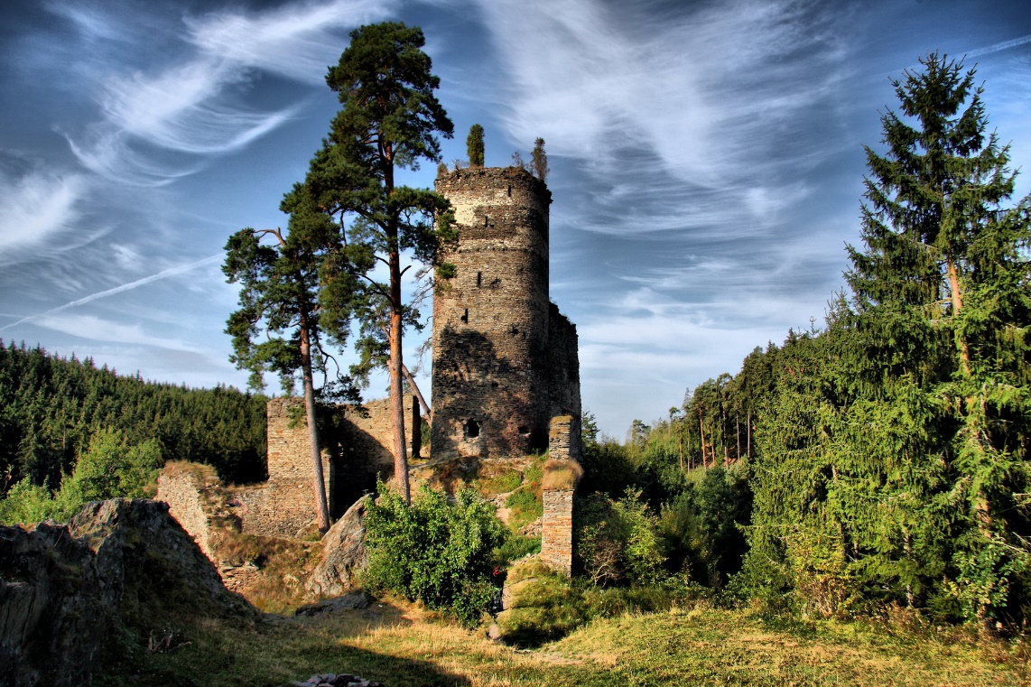 Zbytky středověkého hradu na výběžku nad krajinou