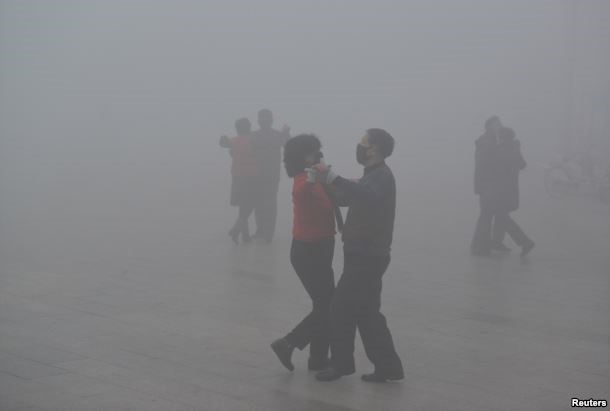 V Číně se snaží dělat něco pro zdraví a tak lidé tančí venku na ulici, neodradí je ani enormní množství smogu