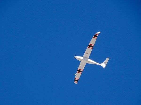 Dron na obloze ve tvaru letadla