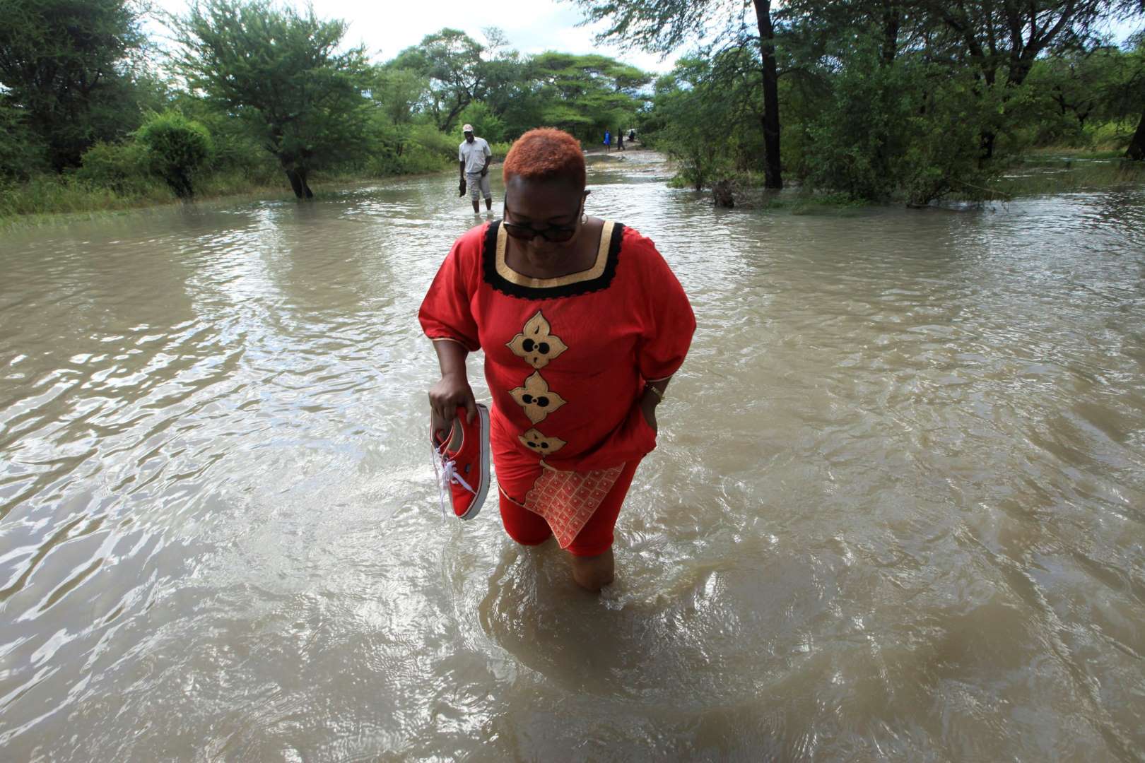 Záplavy v Zimbabwe, místní mají vody po kolena