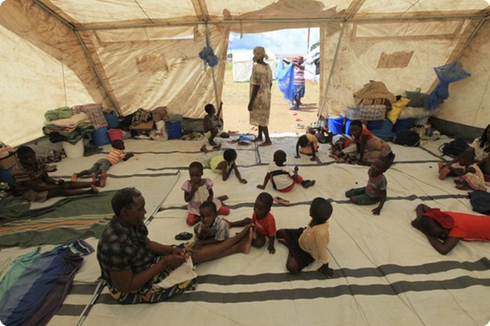 Uprchlický tábor v Zimbabwe a lidé žijící ve stanech
