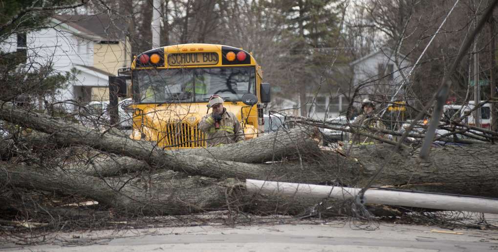 Školní autobus se nemohl dostat přes spadlý strom díky přírodní pohromě