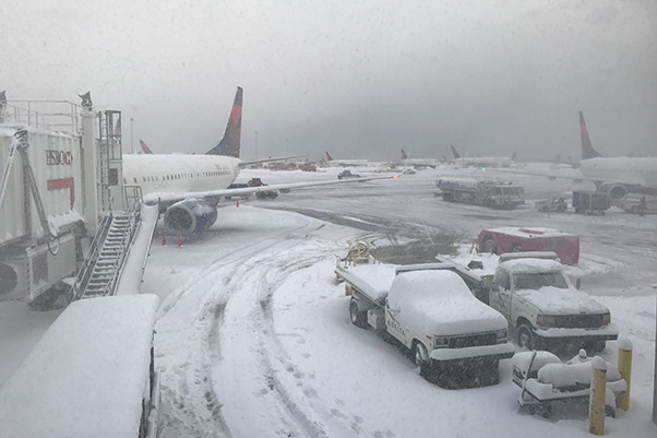 Ochromené letiště sněhovou bouří