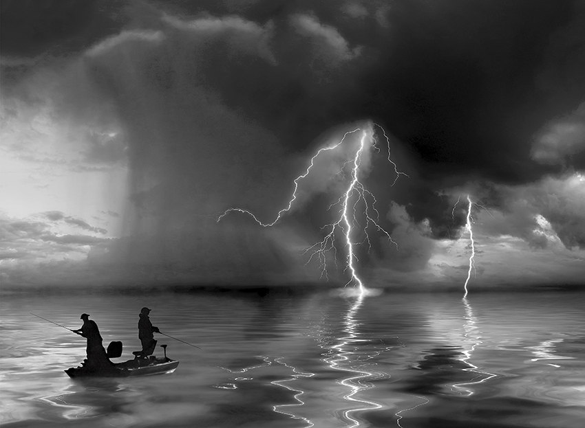 Rybáři na bárce v bouřce