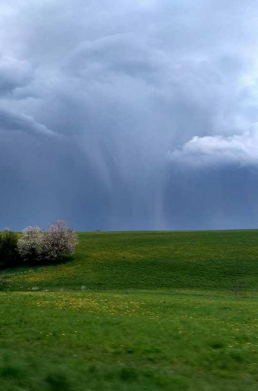 Bouřka nad polem