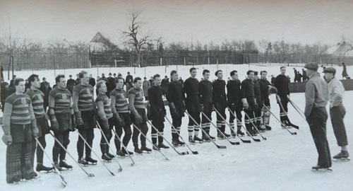 Počátky ledního hokeje, kdy se ještě hrálo bez chráničů a na venkovním hřišti