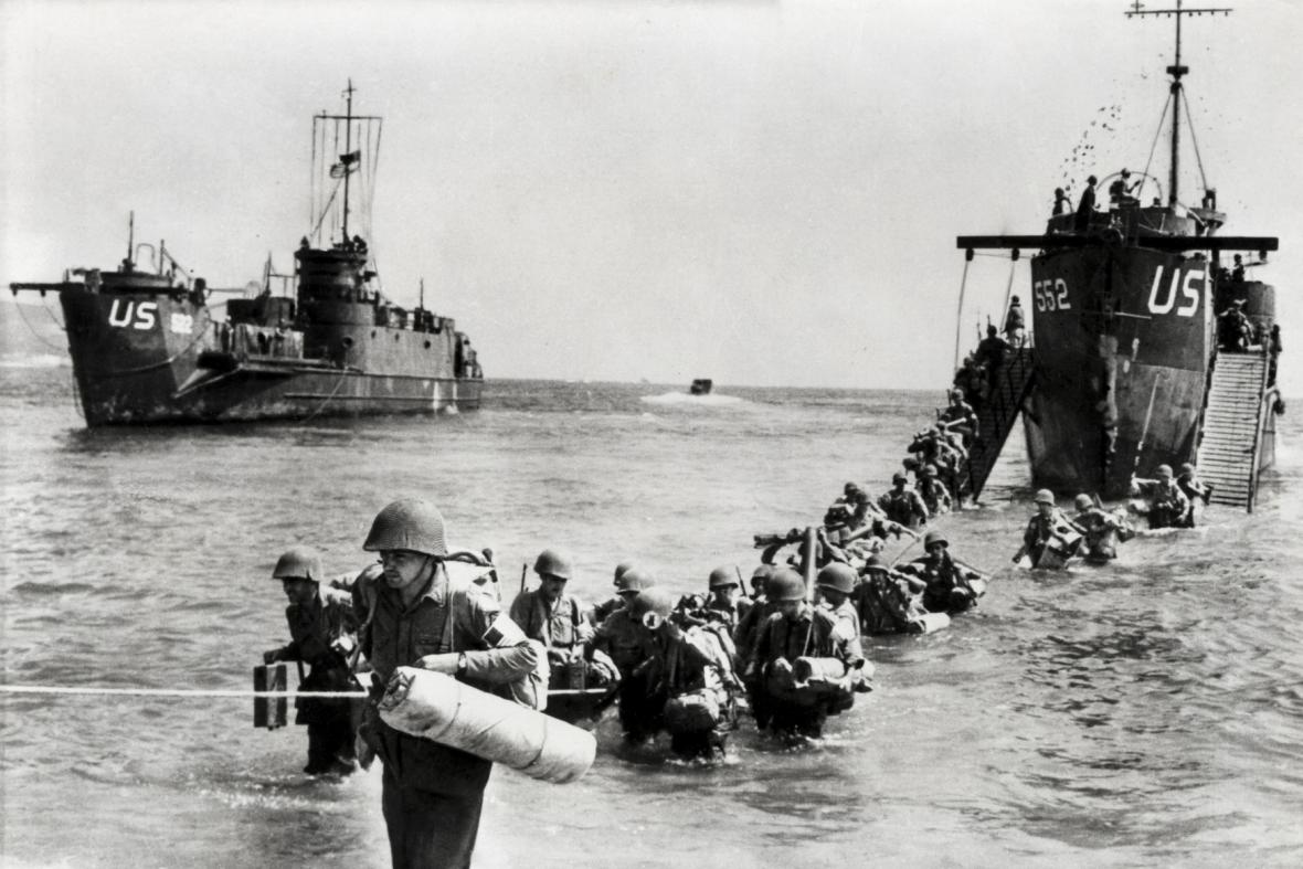 Vylodění spojenců na pláži v Normandii po památném dni D