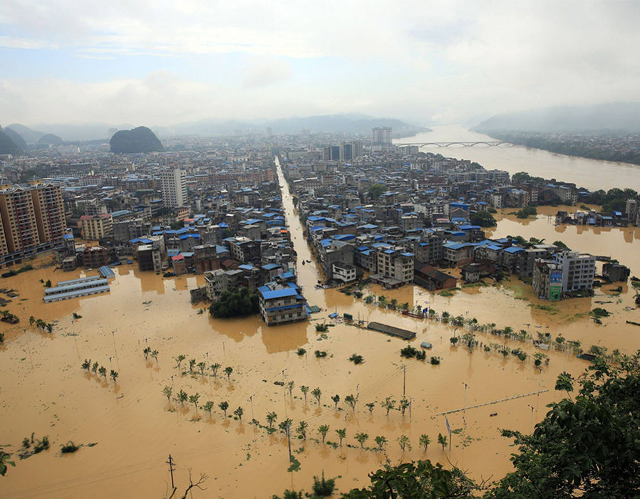 Povodně v Číně zaplavují níže položená místa