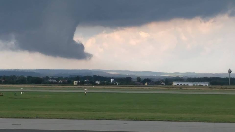 Bouřka nad letištěm v Mošnově