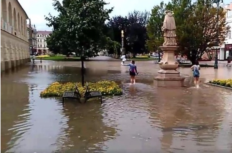 Zaplavené náměstí až po sochu a fotící se lidé