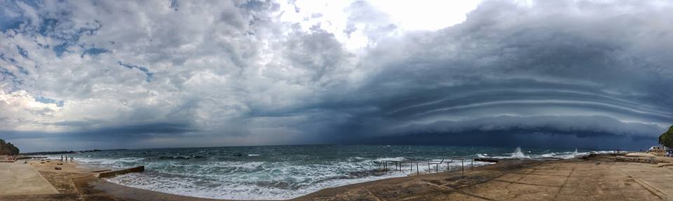 Panorama blížící se bouře u mořského pobřeží