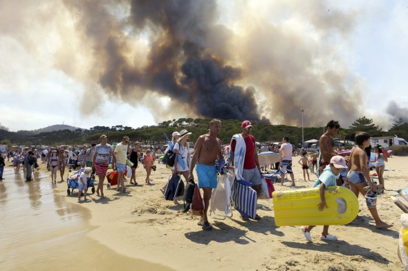 Oheň ve Francii nutí k evakuaci i turisty na plážích