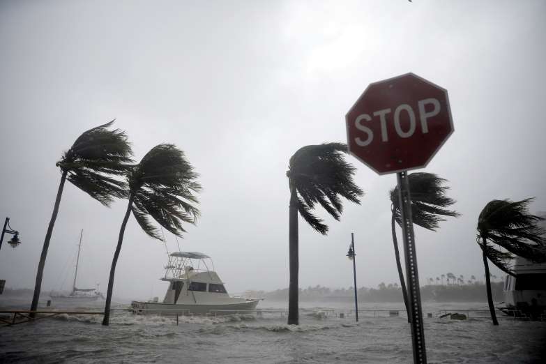 Hurikán blízko Floridy, palmy i jachty v ohrožení
