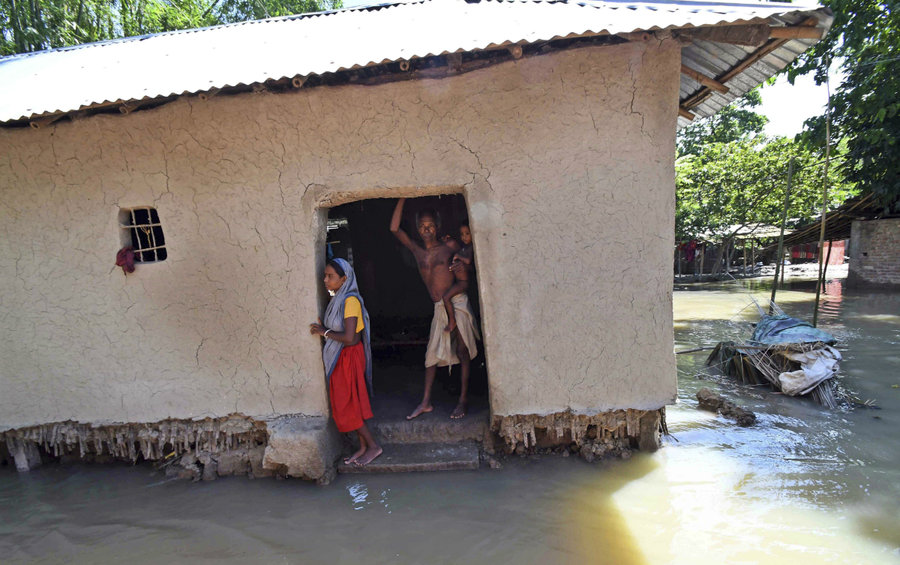 Záplavy ničí domy chudých obyvatel z hlíny