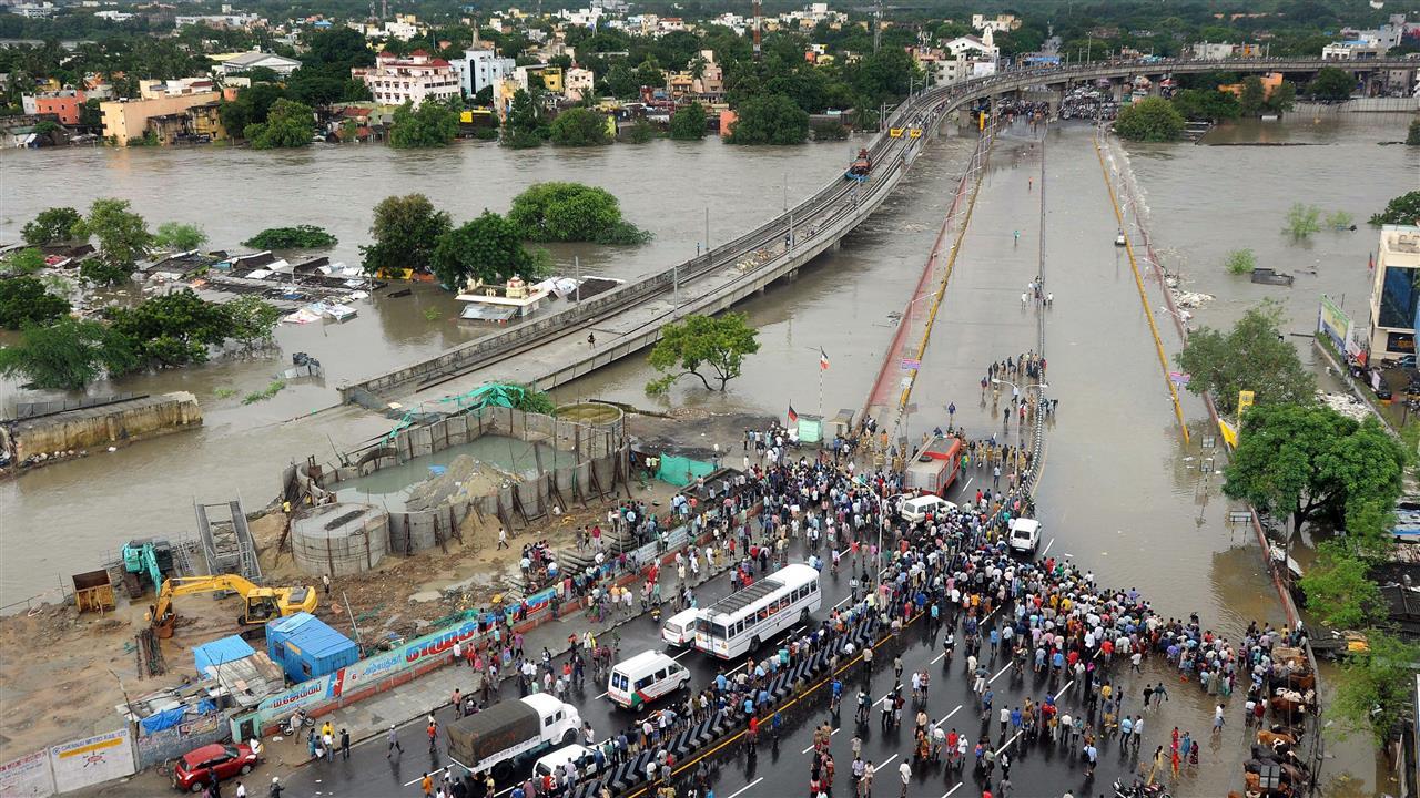 Mohutné záplavy v Ásii uzavárají mosty přes řeky