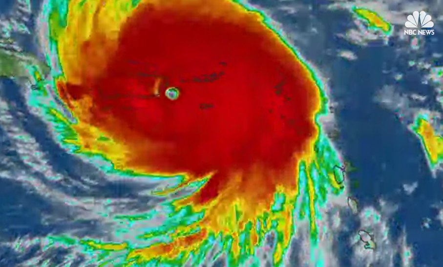Hurikán Maria na satelitním snímku při svém postupu Karibikem