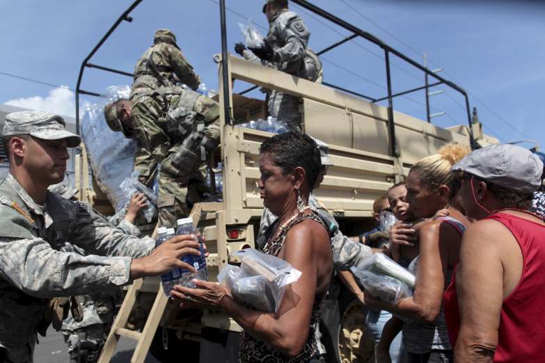Rozdávání humanitární pomoci a hlavně vody na Portoriku, zasaženém přírodní katastrofou